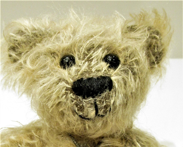 "SEYTHER", CANADIAN ARTIST, MOHAIR JOINTED BEAR (#118) in Arts & Collectibles in Hamilton - Image 2