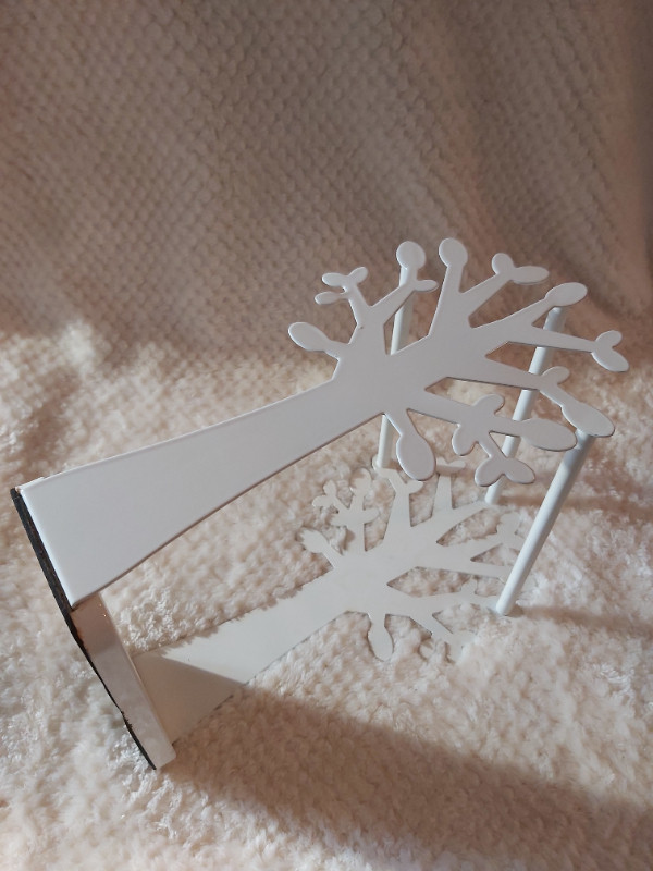 New Condition! Umbra White Metal Jewellery Tree/Headband Holder in Jewellery & Watches in Saint John - Image 4