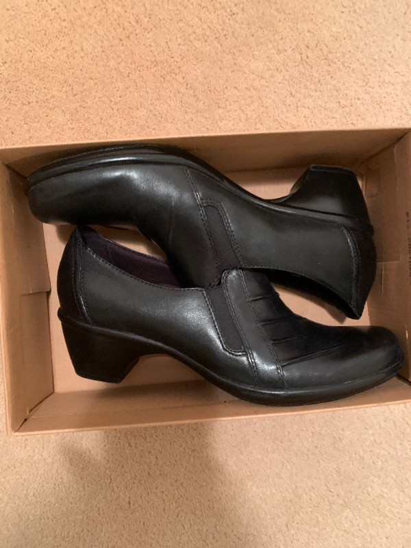 New - Clarks Women’s Dress shoes with heel - Size8 dans Femmes - Chaussures  à Ville de Montréal - Image 3