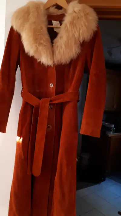 Made in Canada - 70's Vintage. Suede Leather, faux fur collar, quilted lining body & sleeves. Condit...