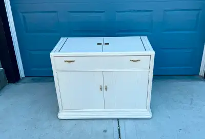Beautiful vintage Thomasville furniture piece in excellent condition. Features: Solid wood construct...