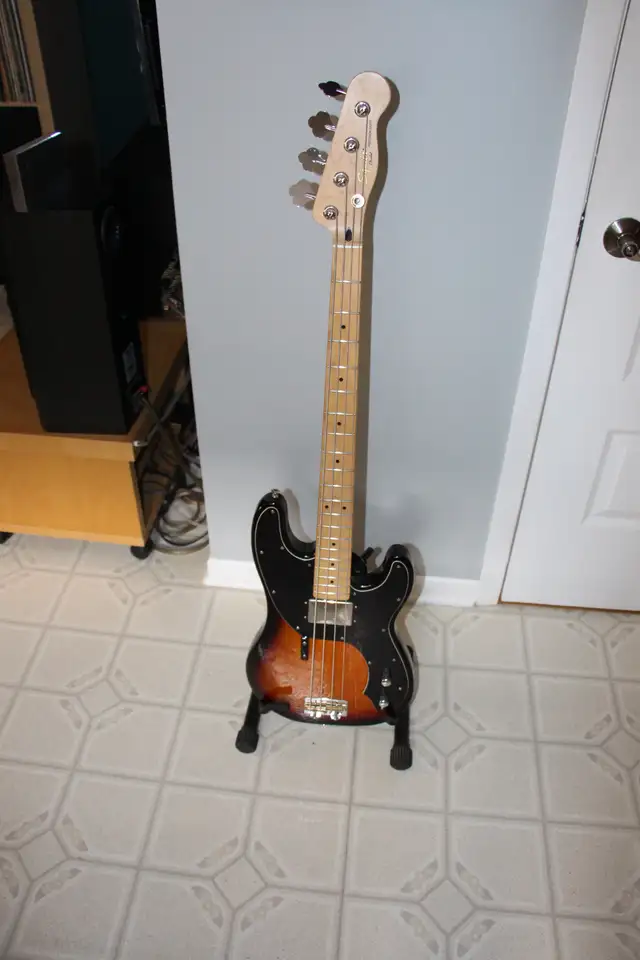 Fender Squier Precision Telecaster Bass in Guitars in Ottawa - Image 3