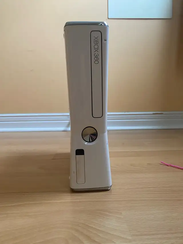 Ancienne Xbox 360  in XBOX 360 in Laval / North Shore - Image 3