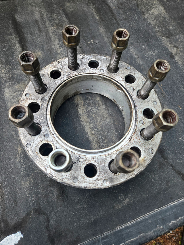 Chevy Silverado 8 Bolt wheel spacers and 20 '' wheels in Tires & Rims in Ottawa