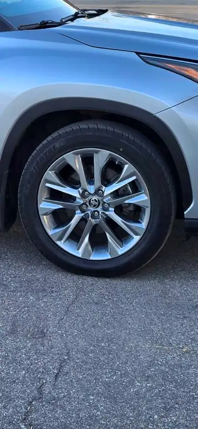 Used OEM Toyota Highlander Limited rims Set of 4 rims R20 price is 600 Rims only Text me if interest...