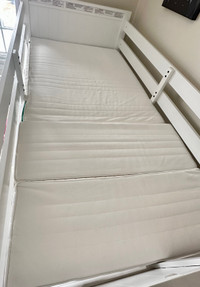 Extendable mattress with velcro. And top bunk. 