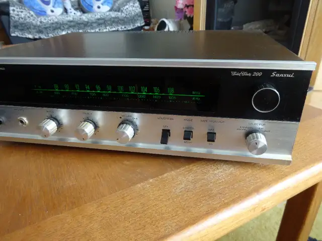 Sansui 200 Vintage Solid-State AM/FM Stereo Tuner Amplifier in Stereo Systems & Home Theatre in Markham / York Region - Image 3