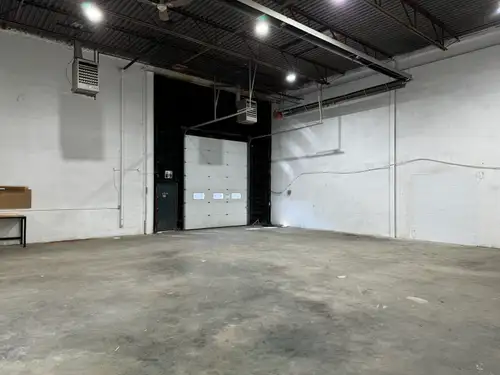 Office reception area, 2 washrooms, large warehouse. 12x14 roll up door. 22 ft clear height, Aprox 2...