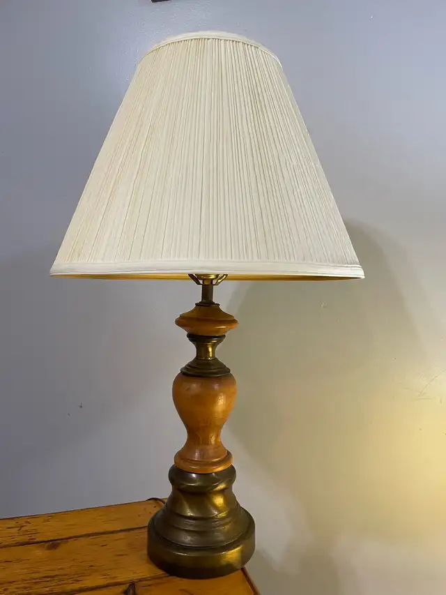 Retro accent table and lamps in Multi-item in Ottawa - Image 6