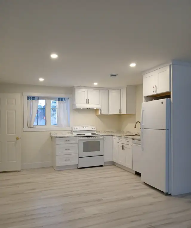 3 Bed 2 Bath Lower Unit – South | Pet friendly | Garage