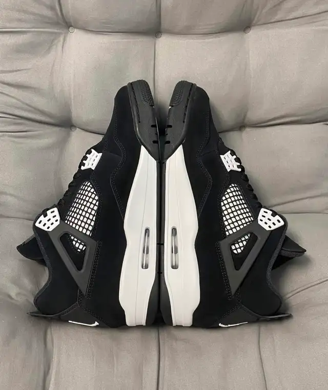 Jordan 4 White Thunder in Men's Shoes in Mississauga / Peel Region - Image 3