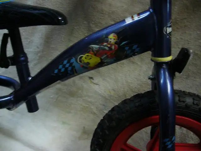 Velo pour debutant sans pedalier, pneus a air 12 po (huffy) in Kids in Longueuil / South Shore - Image 4