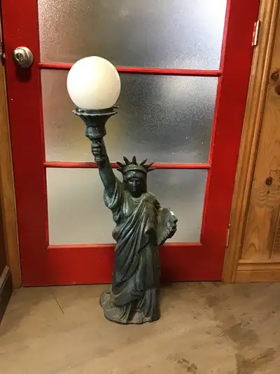 Statue de la liberté avec lumière. En aluminium. 115 volts. Max 100 watts. 36" de hauteur. Matériaux...