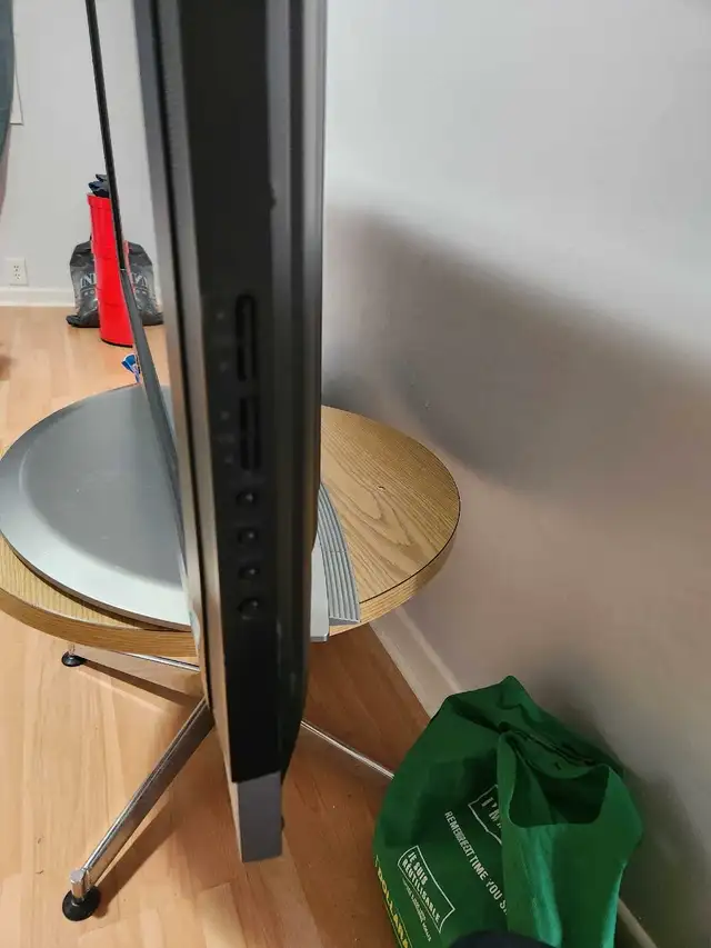 LG 42-inch Plasma TV with remote in TVs in Ottawa - Image 5
