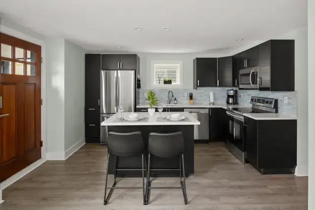 3BR FURNISHED Pet-friendly Garden Suite Steps to Oak Bay Village