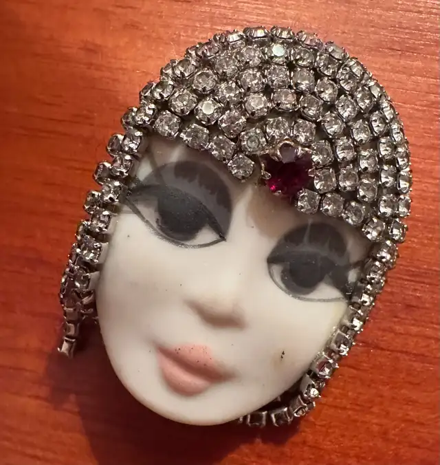 Vintage 80s Ceramic Rhinestone Mardi Gras Face Mask Pin Brooch in Jewellery & Watches in City of Toronto - Image 2