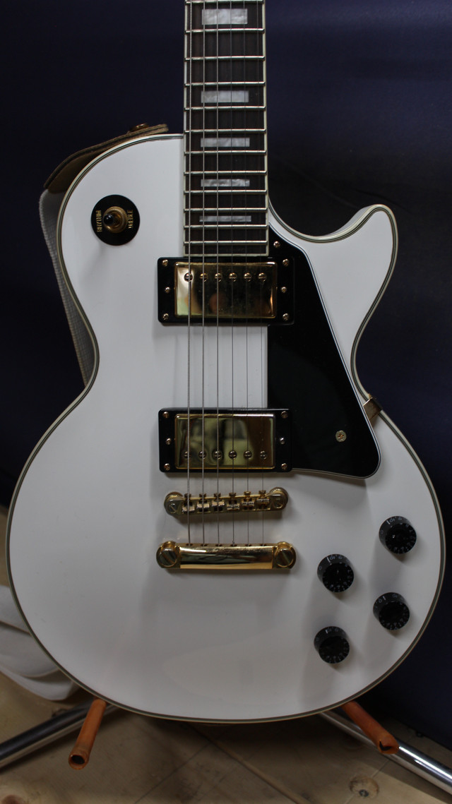 2015 Epiphone Les Paul Custom Pro - Alpine White w/ Hard Case in Guitars in Saskatoon - Image 3