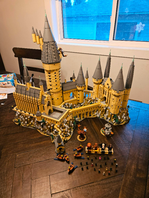 Hogwarts Harry Potter Complete Set with Minigfigs + Instructions in Toys & Games in Calgary