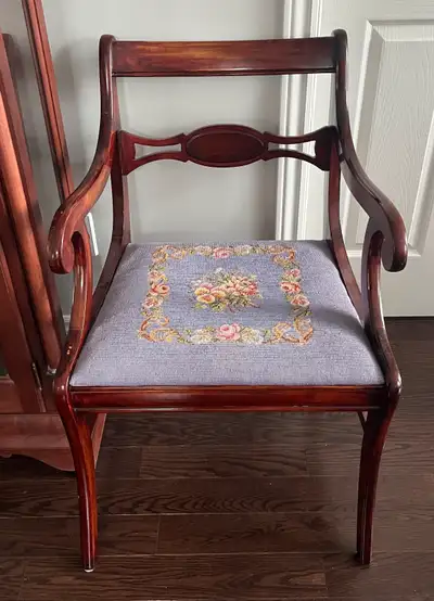 Antique Chair / Chaise antique, View more