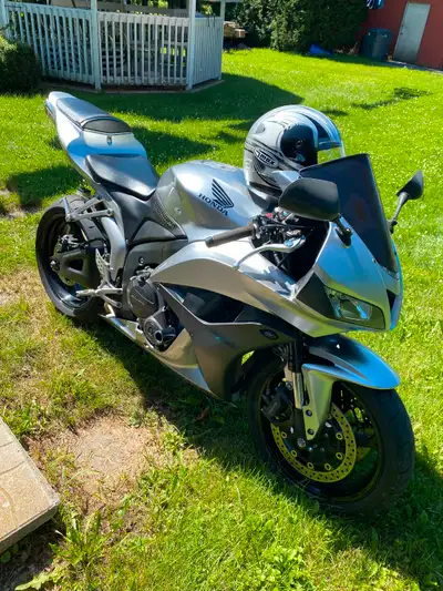 Honda CBR 600RR 2008 bien entretenue. • Pot Yoshimura, son sportif • Pneus en bon état • Power Comma...