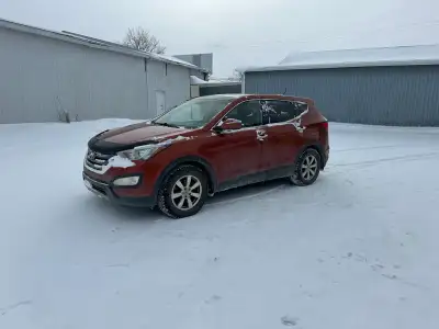 Bonjour à toi qui cherche une nouvelle voiture, je vends ici le Hyundai Santa Fe de ma mère suite à...