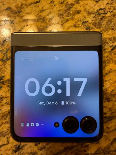 Motorola Razr 2024 5G -  256 GB - Unlocked - Like Brand New!, View more