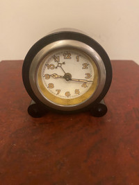Antique Bakelite alarm clock. 3.1/4”x3”.