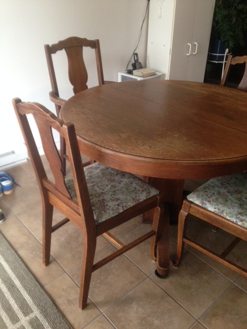 Table antique (érable ou hêtre) avec 6 chaises et 3 panneaux dans Mobilier de salle à manger et cuisine  à Laval/Rive Nord