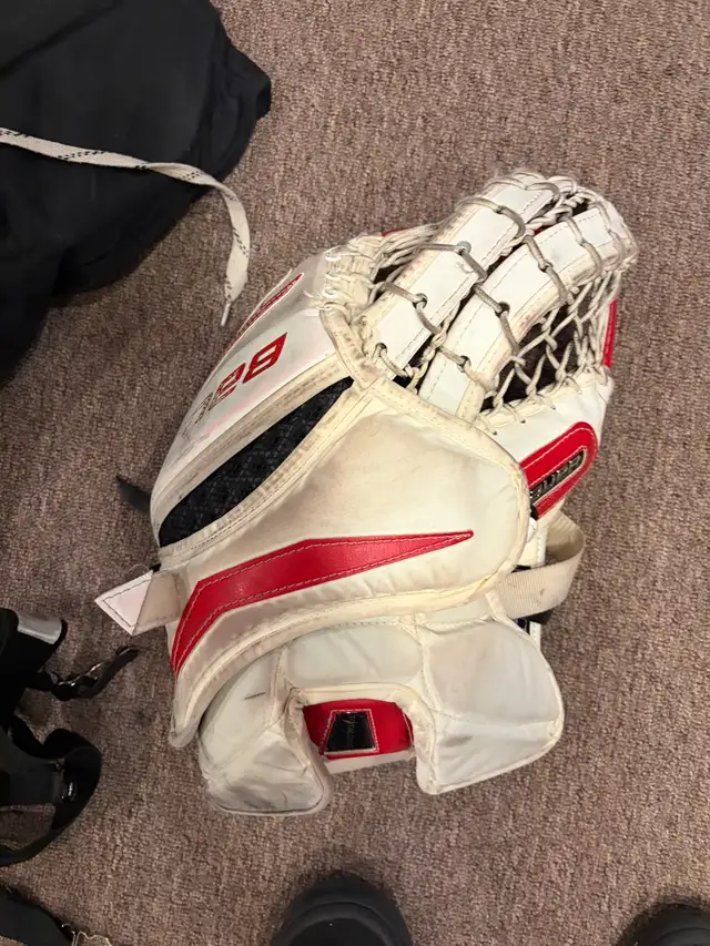 Bauer Goalie Equipment in Hockey in Markham / York Region - Image 5