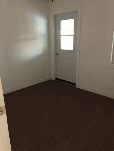 Three student rooms for rent in a comfortable student rental home. Laundry onsite, lots of parking,...