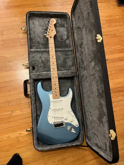Fender Stratocaster + Case, View more
