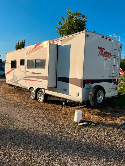 This trailer was bought new in 2015 (it was stored inside tied up in a bankruptcy. It has been well...