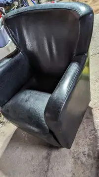 DEALLLL  BRAND NEW LEATHER CHAIRS 