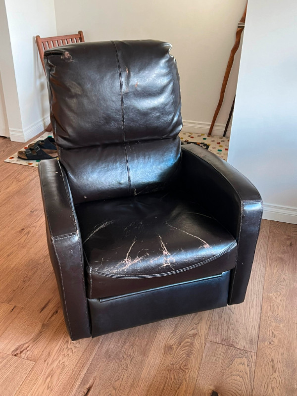 Recliner - Free in Free Stuff in Campbell River - Image 3