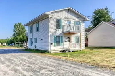 1100$ par mois. Grand 5 et demi à louer dès maintenant. Nous voulons un bon endosseur ou des personn...