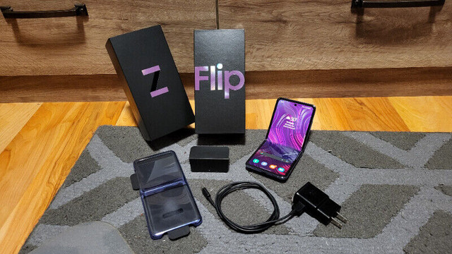 Samsung Galaxy Z Flip Mirror Purple w/ Accessories & Bonus Item in Cell Phones in Leamington