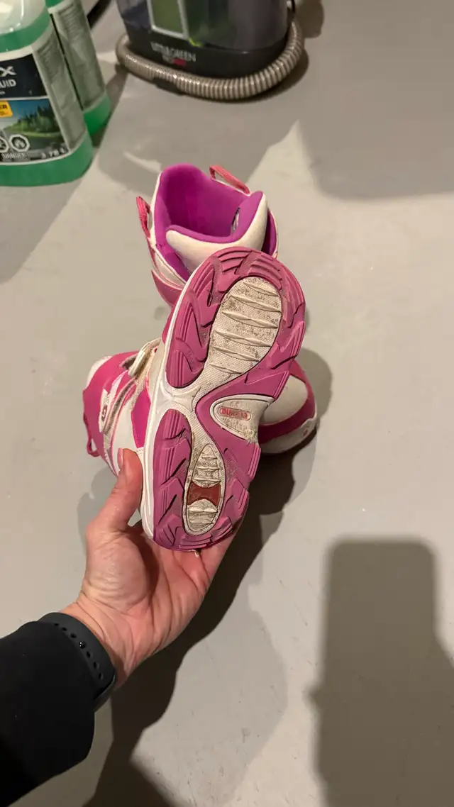 Kids Burton Snowboard Boots - Size 1 in Snowboard in Calgary - Image 4