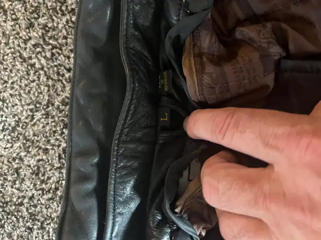 Mens Large Leather jacket in Road in Calgary - Image 10