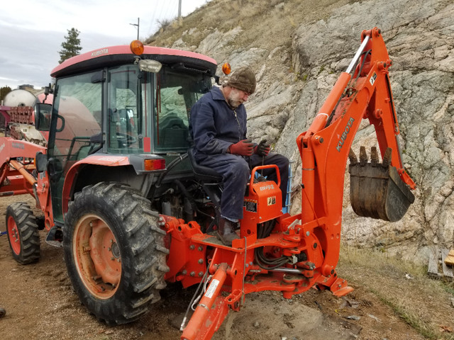 Kubota L3240 Tractor with Backhoe & front loader in Farming Equipment in Penticton - Image 3