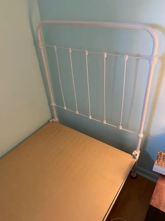 Lit simple antique in Beds & Mattresses in Longueuil / South Shore - Image 3