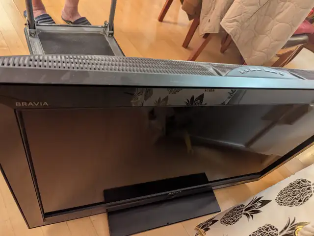 40" Sony Bravia LCD TV (1080p) - Perfect Working Order in TVs in City of Toronto - Image 2
