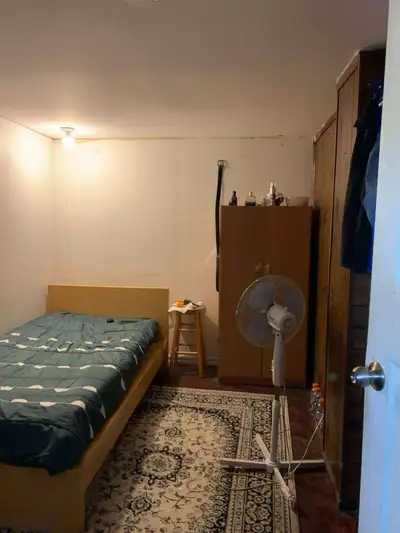 Room in Basement Next to Warden Subway Available