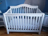 Baby crib in white (converts to a double bed)