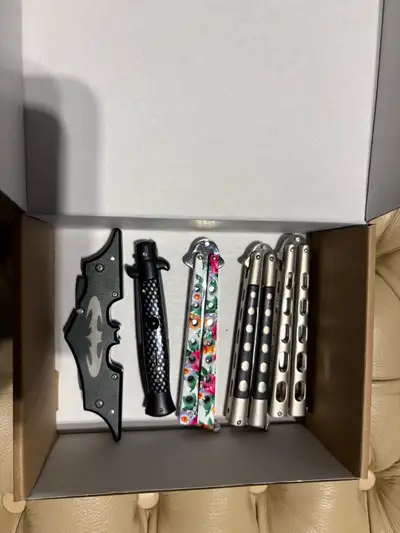 - Batman dual blade liner lock - metal frame - Silver balisong / butterfly knife - sturdy metal hand...