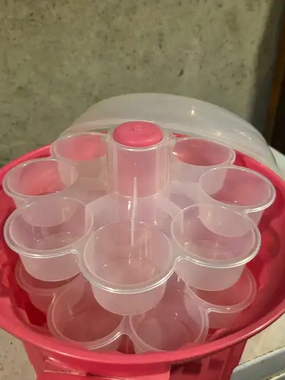 This pre-owned Tupperware cupcake carrier offers a convenient and secure way to transport your baked...