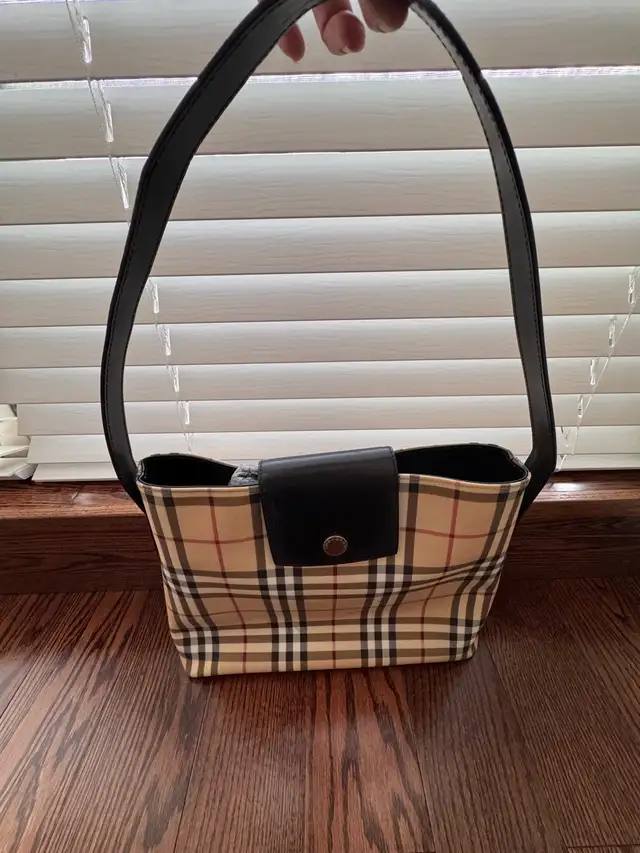 Burberry bag in Women's - Bags & Wallets in City of Toronto - Image 2