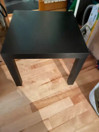 Petite table Lack brune de chez Ikea en excellent état