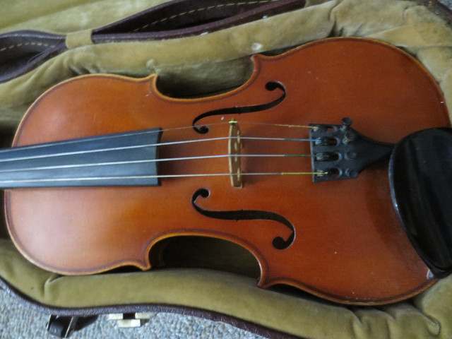 LOUIS HANDORF 3/4 VIOLIN WITH BOW and CASE in String in London - Image 3