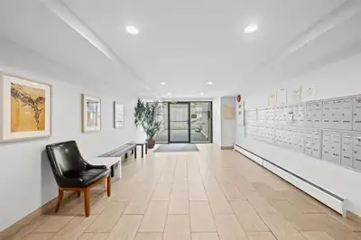 Well maintained 2 Bedroom apartment with or without furnitures for rent. Walking distance to skytrai...