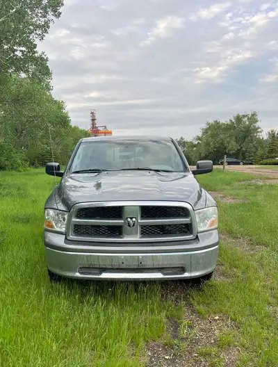 This pre-owned Ram 1500 is a reliable and powerful 4x4 pickup truck ready for your next project or a...